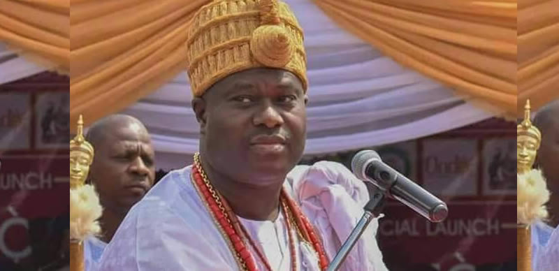 Ooni Presents Crown To Oba Sharafadeen Babalola In Kwara