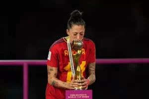 FA President Kisses Spanish striker, Jenni Hermoso