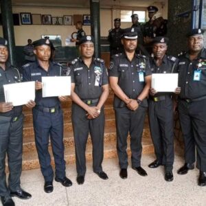 Police Honor Officers Who Assisted Woman Fix Her Punctured Tyre in Oyo State