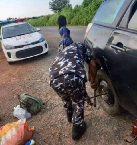 Police Honor Officers Who Assisted Woman Fix Her Punctured Tyre in Oyo State