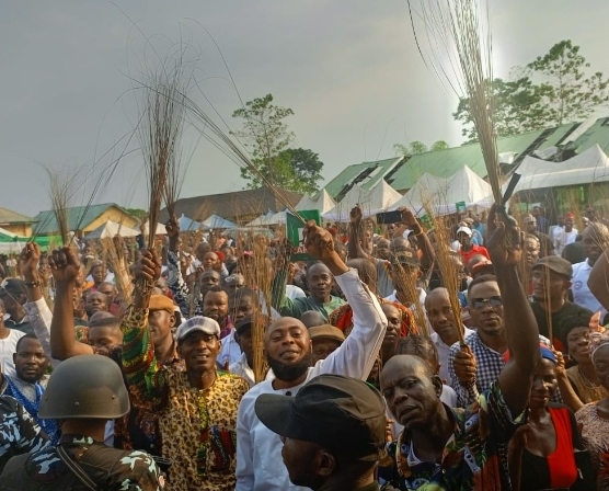 Deputy Speaker Kalu Welcomes Over 3,000 Defectors to APC in Abia